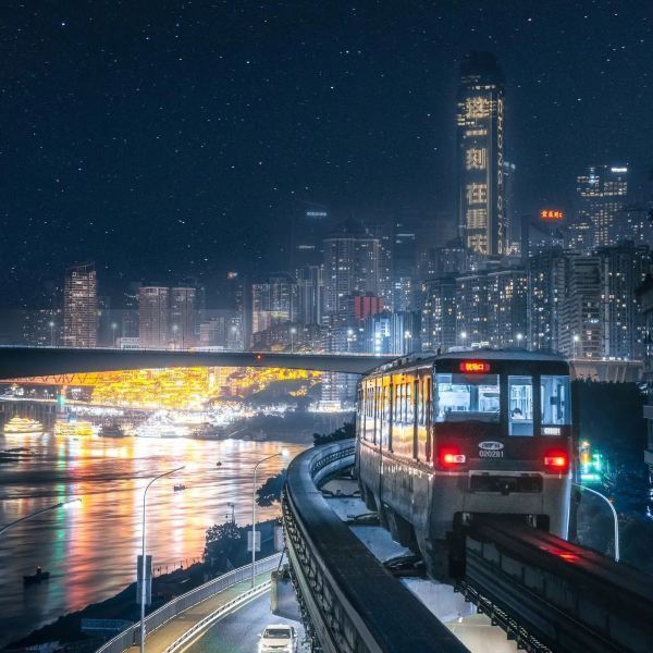 地址（在哪里）：洪崖洞景区位于渝中区嘉陵江滨江路88号