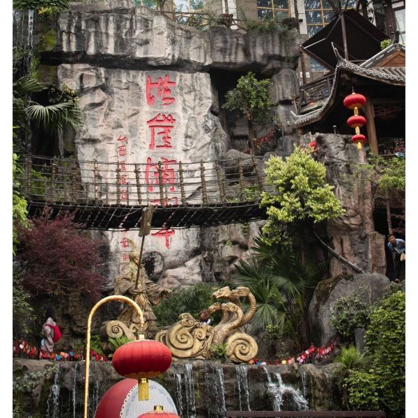 地址（在哪里）：洪崖洞景区位于渝中区嘉陵江滨江路88号