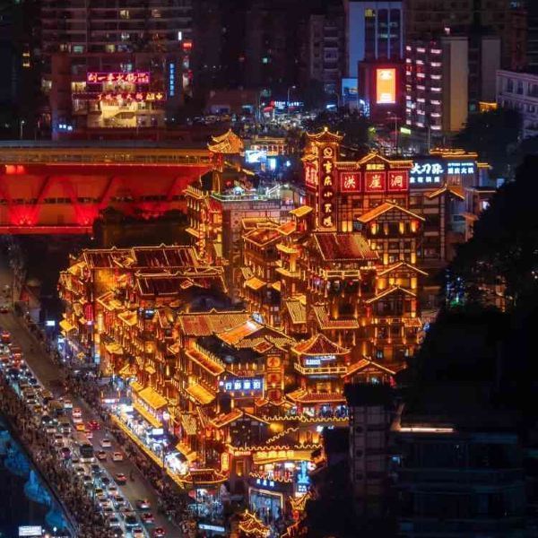 地址（在哪里）：洪崖洞景区位于渝中区嘉陵江滨江路88号