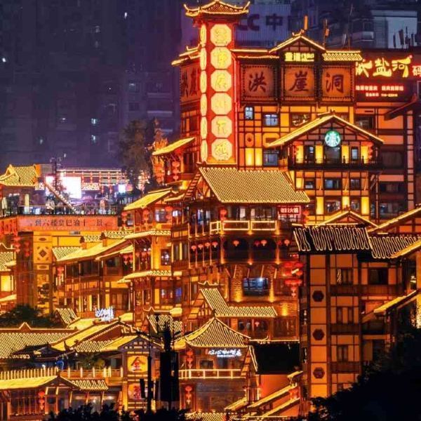 地址（在哪里）：洪崖洞景区位于渝中区嘉陵江滨江路88号