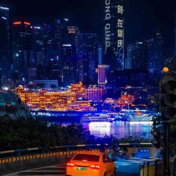 地址（在哪里）：洪崖洞景区位于渝中区嘉陵江滨江路88号
