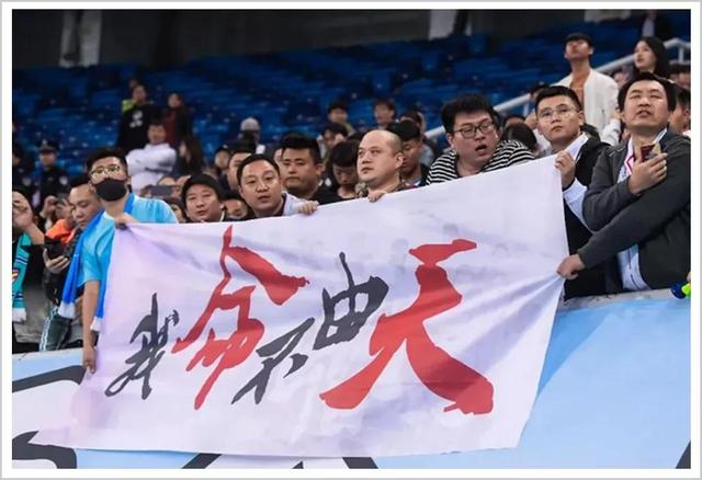 中国足球，一场“比钱多”的游戏