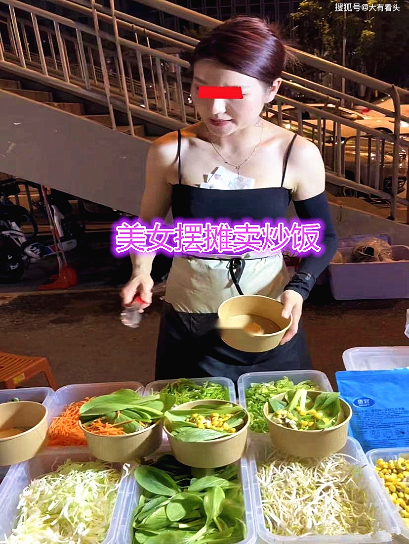 貌美女子摆摊卖炒饭生意火爆，汗流浃背惹人怜，胸前放纸巾是亮点
