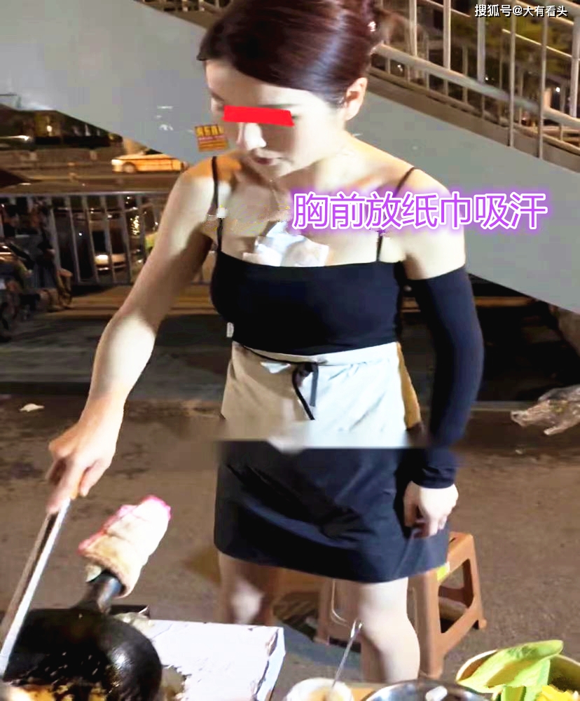 貌美女子摆摊卖炒饭生意火爆，汗流浃背惹人怜，胸前放纸巾是亮点