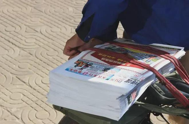 好久没见过报纸了，但报社一直在大量印刷，究竟是哪些人还在看？