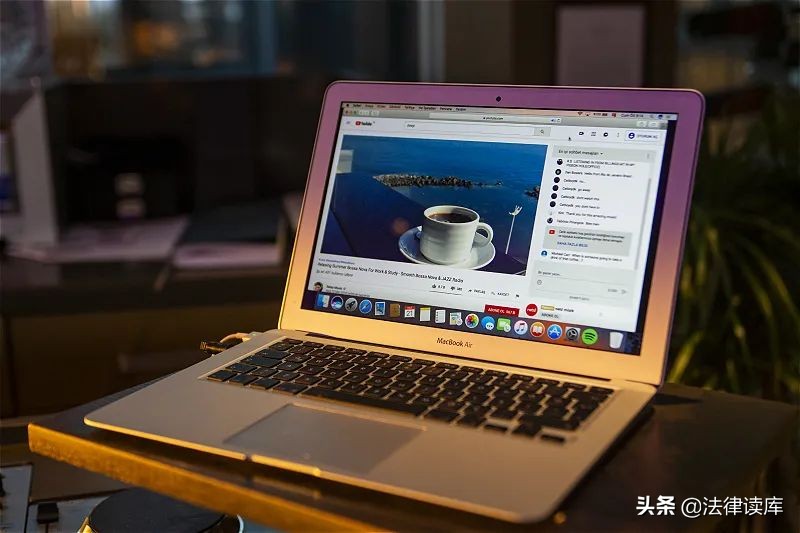 在家“翻墙”浏览色情网站，违法了吗？