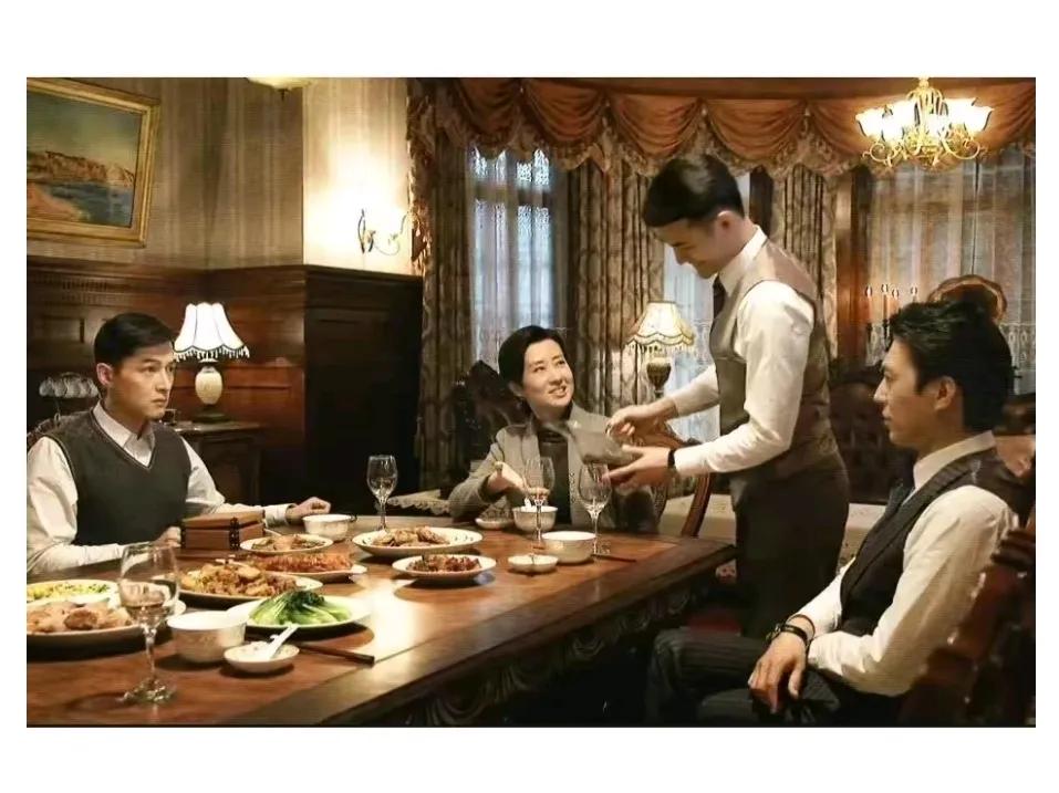 《伪装者》中，靳东饰演的明楼，张驰有度收放自如，演技炸裂