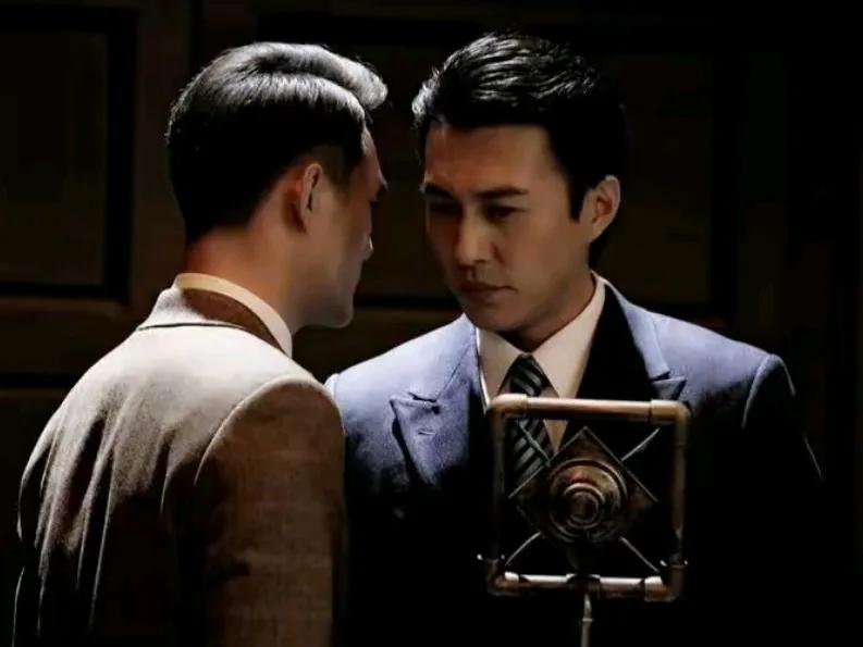 《伪装者》中，靳东饰演的明楼，张驰有度收放自如，演技炸裂