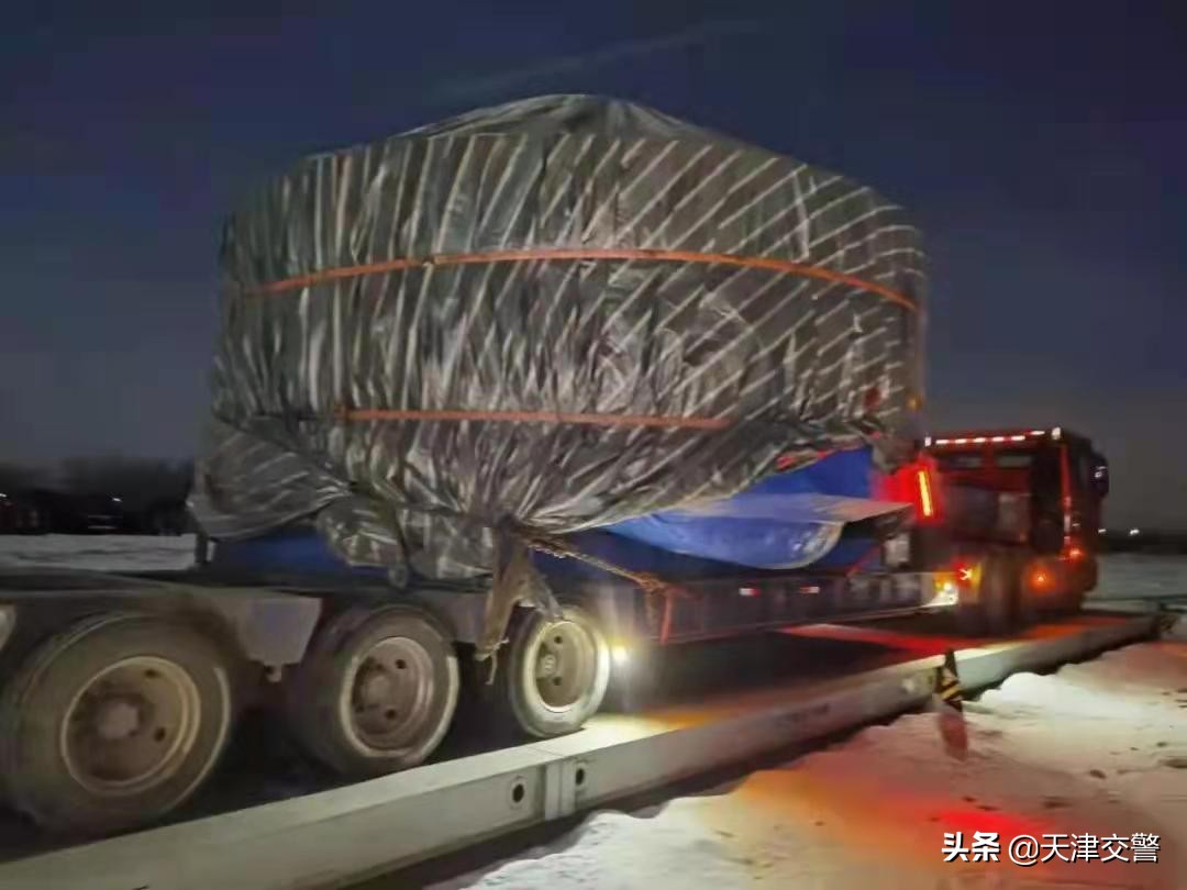 静海交警“凌晨出击”查处超载大货车