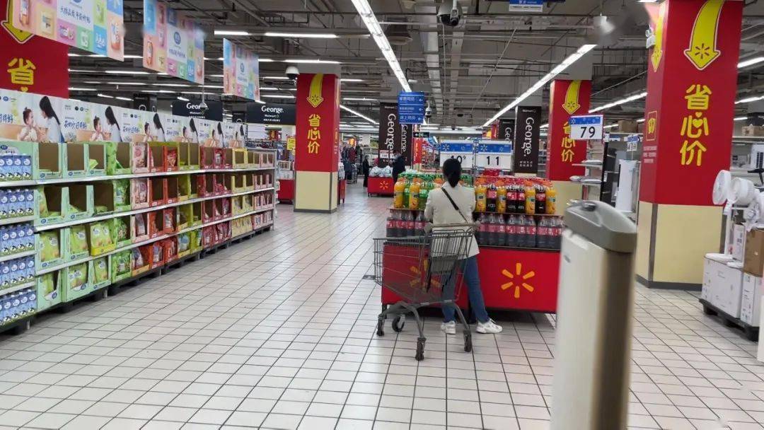 【嘉兴最后一家沃尔玛也要关了？】商家打出撤场标语 货架空了不少