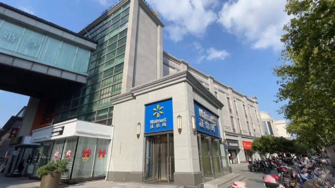 【嘉兴最后一家沃尔玛也要关了？】商家打出撤场标语 货架空了不少
