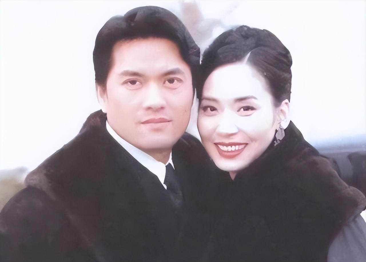吕良伟：上海滩力压周润发，三婚娶圈外人杨小娟，婚后家庭美满