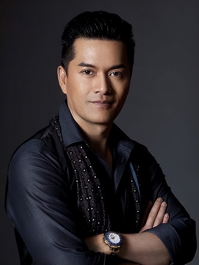 吕良伟：上海滩力压周润发，三婚娶圈外人杨小娟，婚后家庭美满