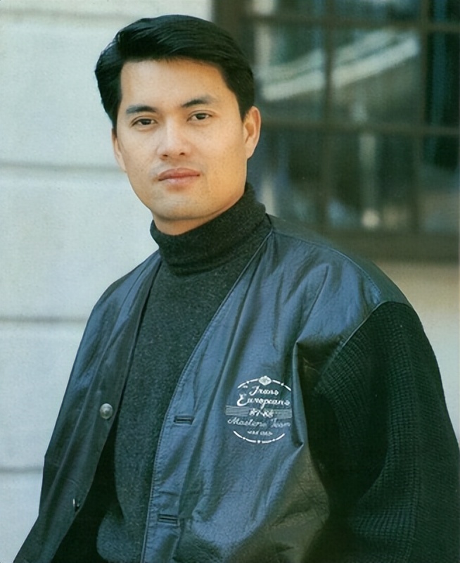 吕良伟：上海滩力压周润发，三婚娶圈外人杨小娟，婚后家庭美满
