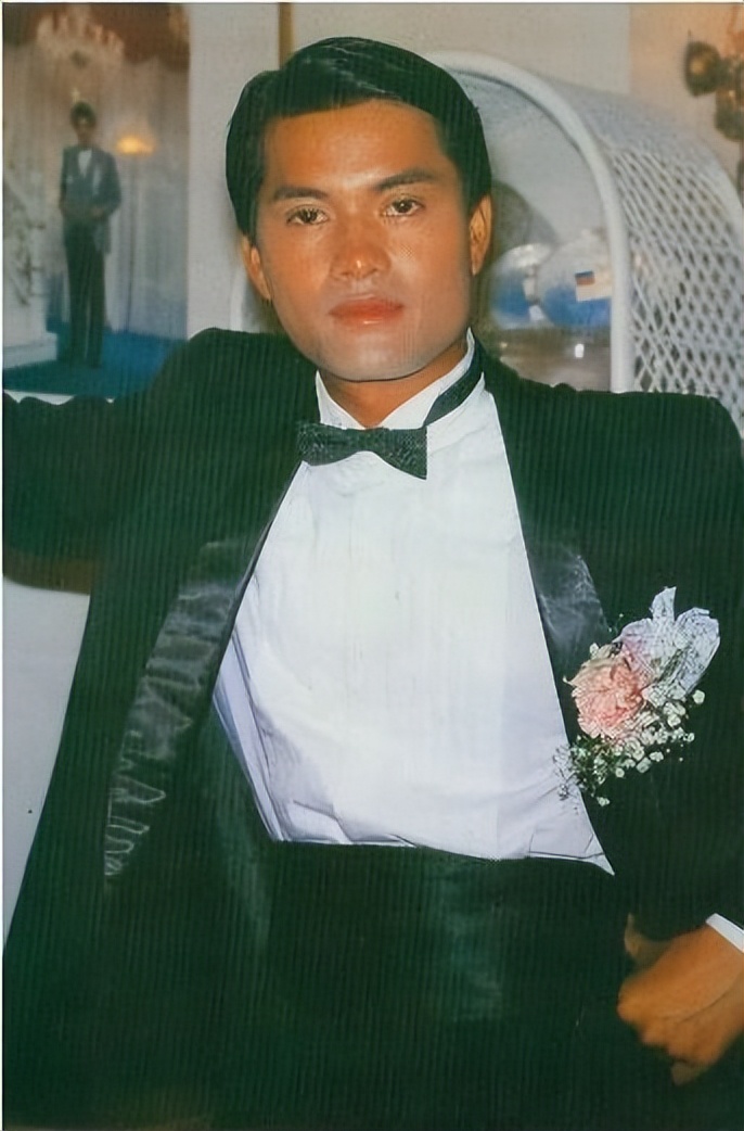 吕良伟：上海滩力压周润发，三婚娶圈外人杨小娟，婚后家庭美满