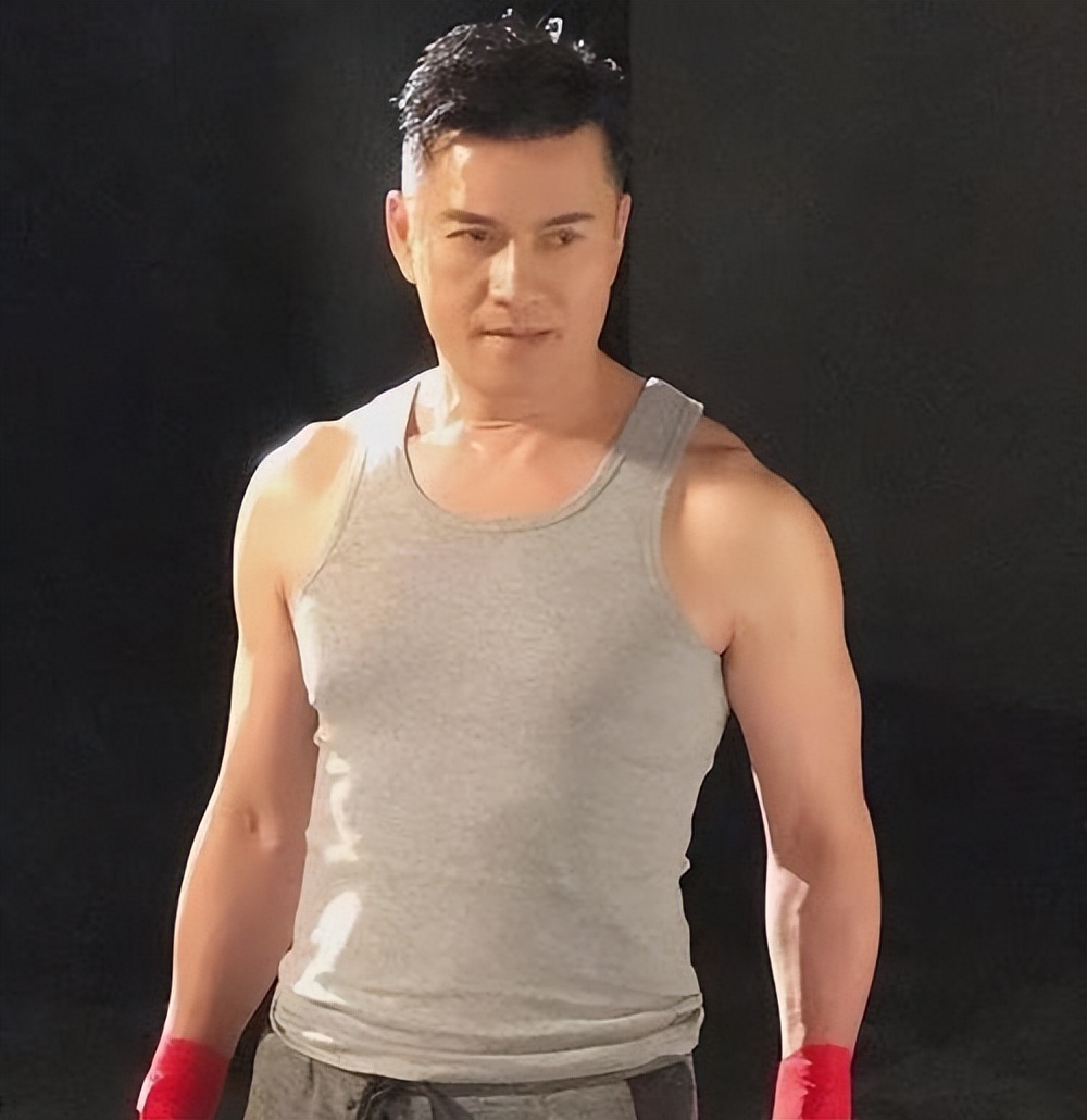 吕良伟：上海滩力压周润发，三婚娶圈外人杨小娟，婚后家庭美满