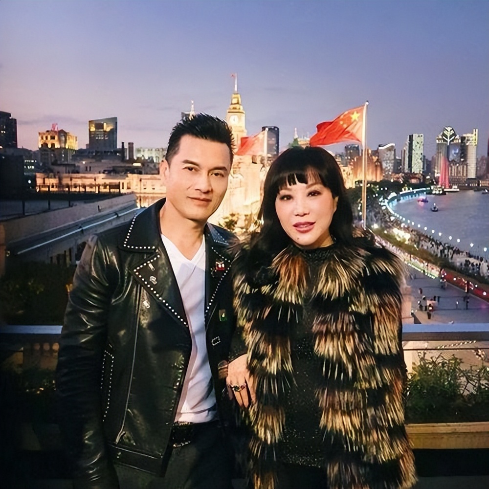 吕良伟：上海滩力压周润发，三婚娶圈外人杨小娟，婚后家庭美满