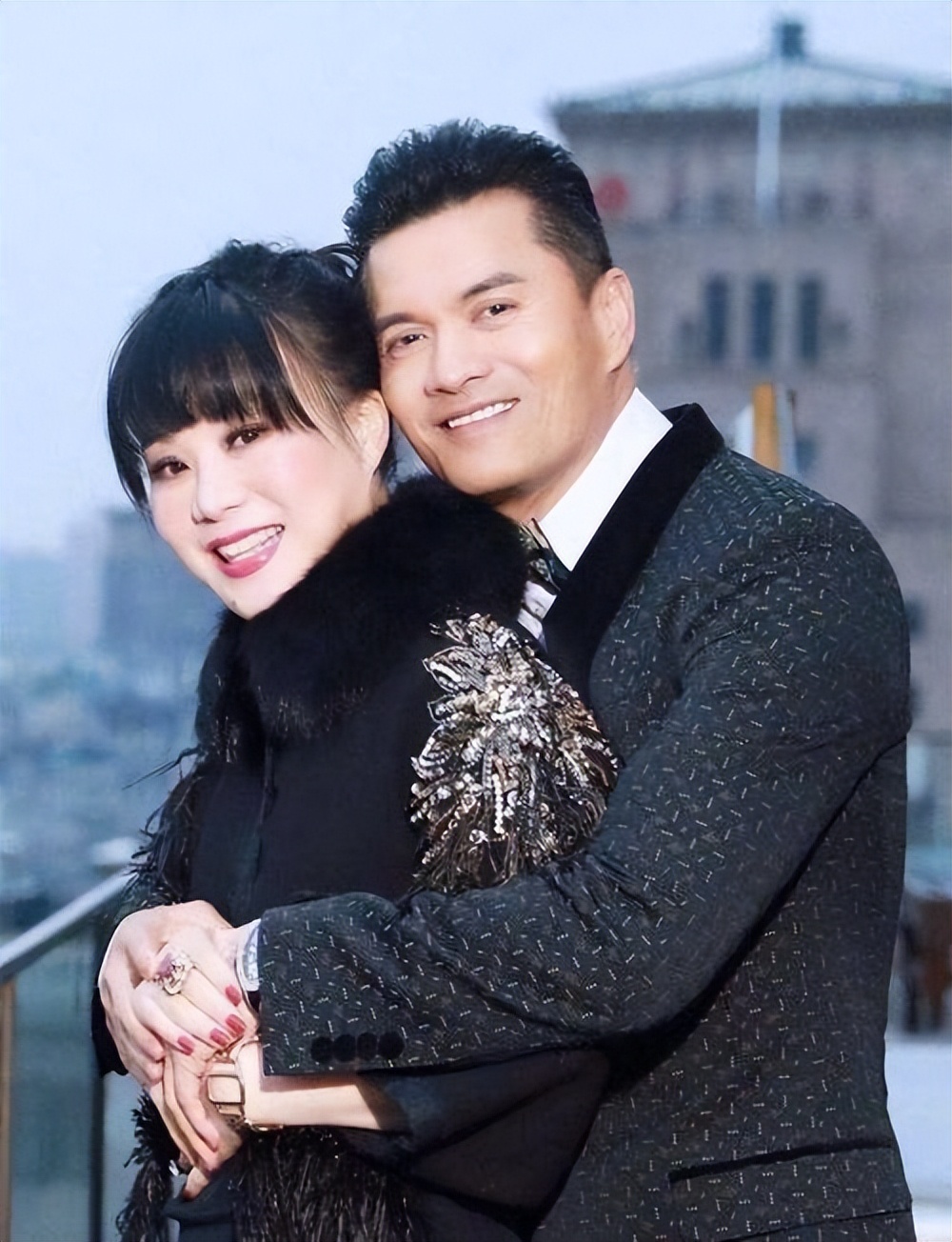 吕良伟：上海滩力压周润发，三婚娶圈外人杨小娟，婚后家庭美满