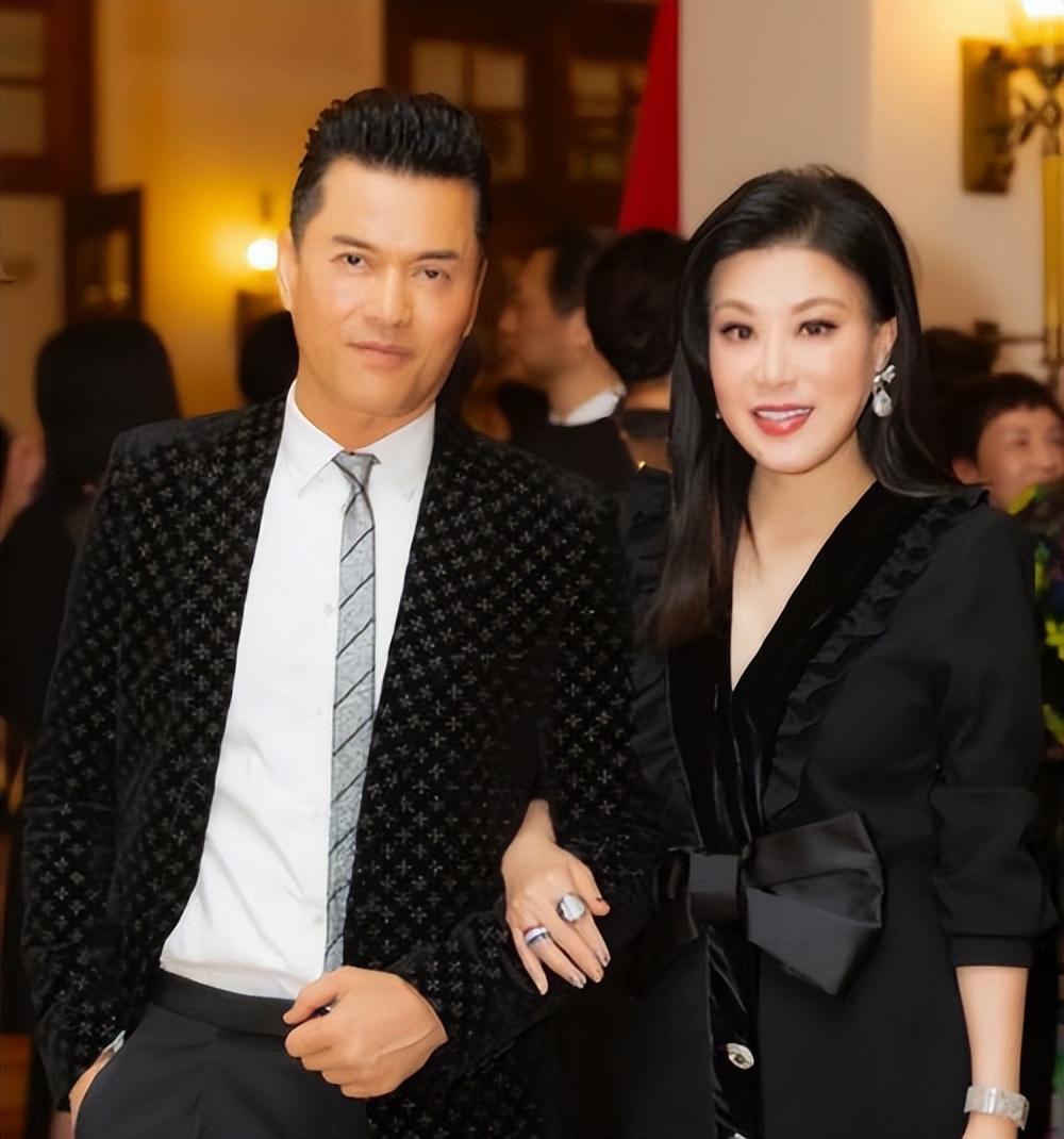 吕良伟：上海滩力压周润发，三婚娶圈外人杨小娟，婚后家庭美满