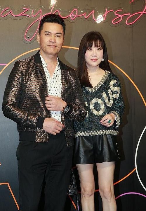 吕良伟：上海滩力压周润发，三婚娶圈外人杨小娟，婚后家庭美满