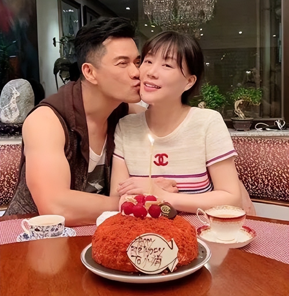 吕良伟：上海滩力压周润发，三婚娶圈外人杨小娟，婚后家庭美满