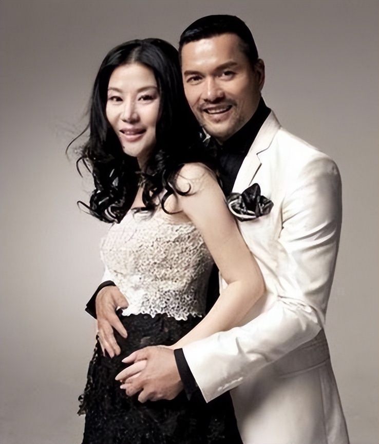吕良伟：上海滩力压周润发，三婚娶圈外人杨小娟，婚后家庭美满
