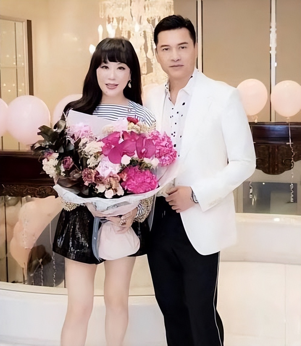 吕良伟：上海滩力压周润发，三婚娶圈外人杨小娟，婚后家庭美满