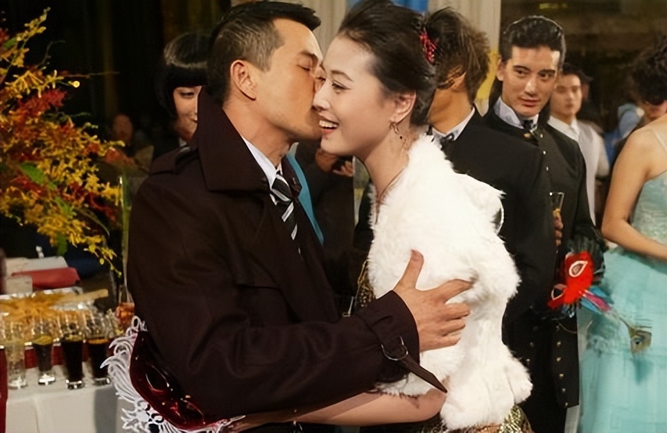 吕良伟：上海滩力压周润发，三婚娶圈外人杨小娟，婚后家庭美满