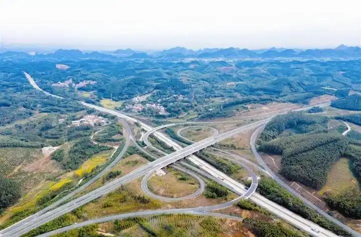 发力“强枢纽” 推进“交通网”建设大会战——我市前11个月交通基础设施固定资产投资逆势增长，多式联运发展取得阶段性成果
