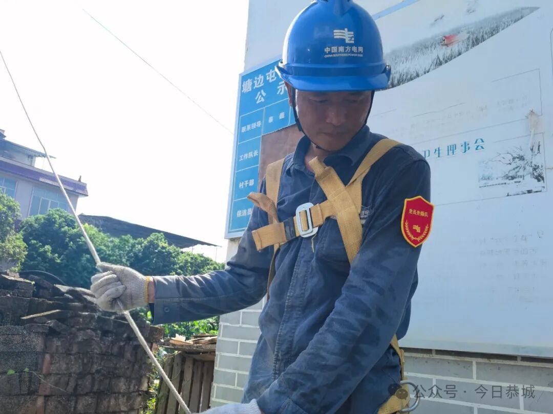紧急更换变压器 迅速解决群众难题