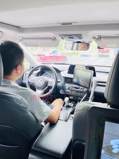 出租司机飞踹记者，背后原因令人深思，你怎么看？