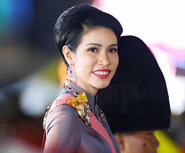 泰国王妃诗妮娜私照外泄事件：究竟是谁泄露了这些照片？