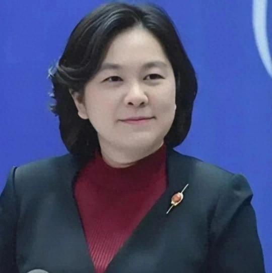 “外交女神”华春莹年轻旧照，一袭红衣气质不凡，从小就是个学霸