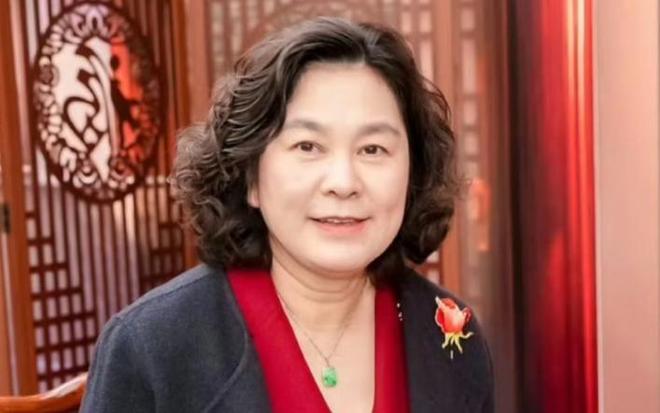 “外交女神”华春莹年轻旧照，一袭红衣气质不凡，从小就是个学霸
