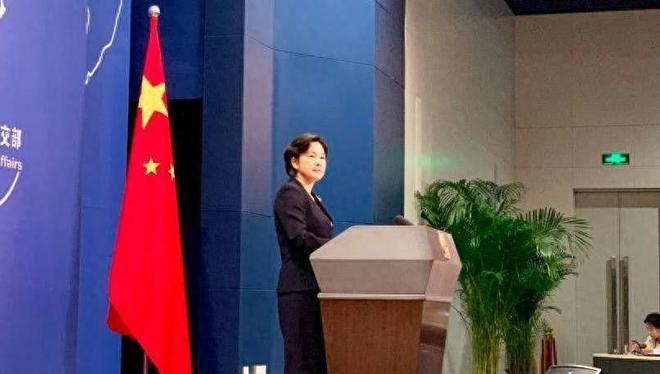 “外交女神”华春莹年轻旧照，一袭红衣气质不凡，从小就是个学霸