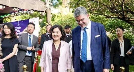 “外交女神”华春莹年轻旧照，一袭红衣气质不凡，从小就是个学霸