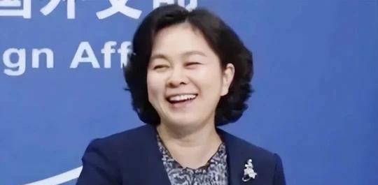 “外交女神”华春莹年轻旧照，一袭红衣气质不凡，从小就是个学霸