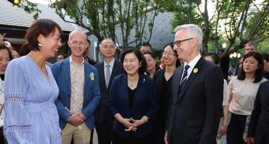 “外交女神”华春莹年轻旧照，一袭红衣气质不凡，从小就是个学霸