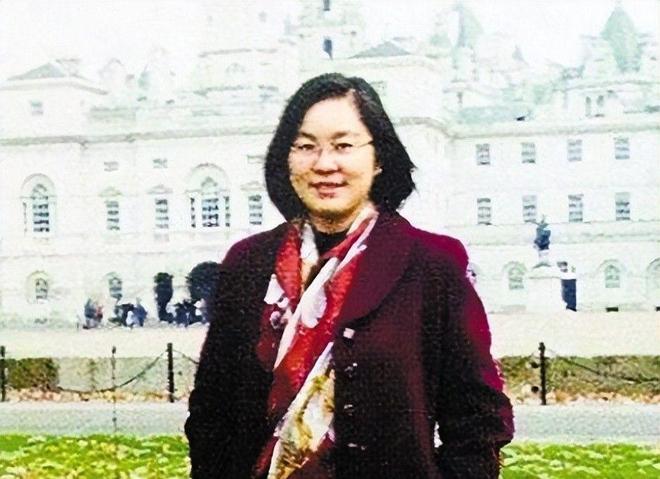 “外交女神”华春莹年轻旧照，一袭红衣气质不凡，从小就是个学霸