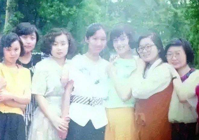 “外交女神”华春莹年轻旧照，一袭红衣气质不凡，从小就是个学霸