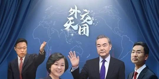 “外交女神”华春莹年轻旧照，一袭红衣气质不凡，从小就是个学霸