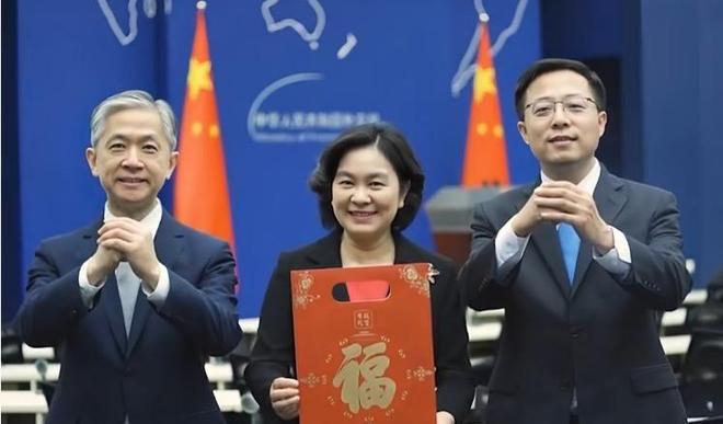 “外交女神”华春莹年轻旧照，一袭红衣气质不凡，从小就是个学霸