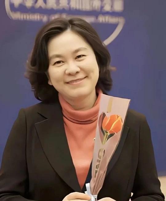 “外交女神”华春莹年轻旧照，一袭红衣气质不凡，从小就是个学霸