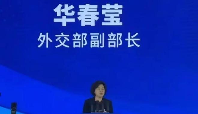 “外交女神”华春莹年轻旧照，一袭红衣气质不凡，从小就是个学霸