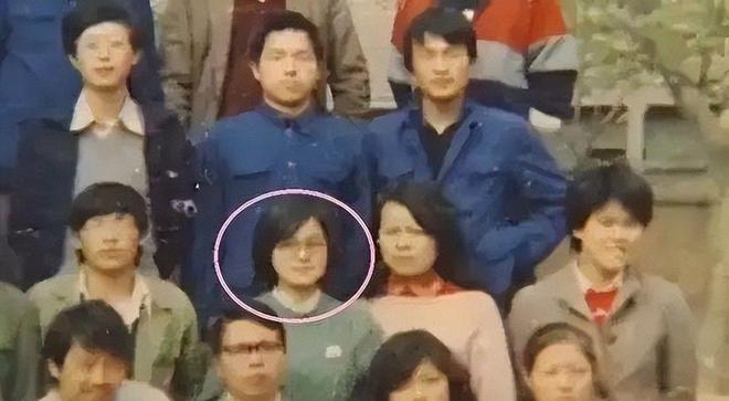 “外交女神”华春莹年轻旧照，一袭红衣气质不凡，从小就是个学霸