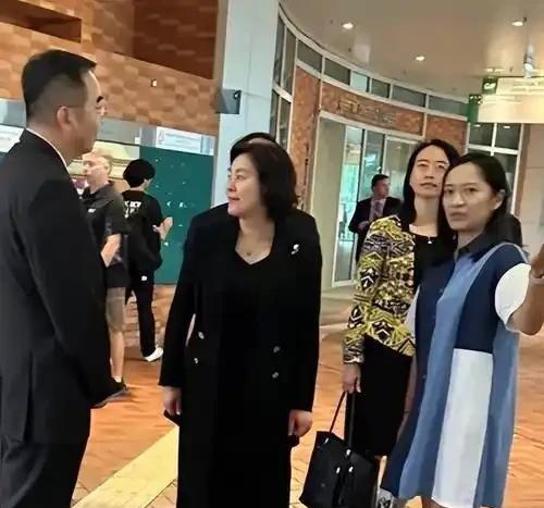 “外交女神”华春莹年轻旧照，一袭红衣气质不凡，从小就是个学霸