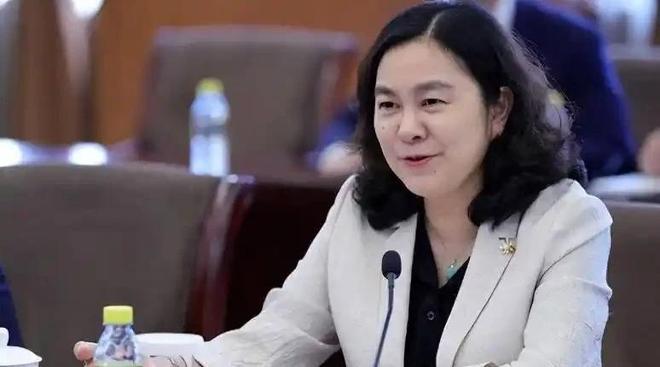 “外交女神”华春莹年轻旧照，一袭红衣气质不凡，从小就是个学霸