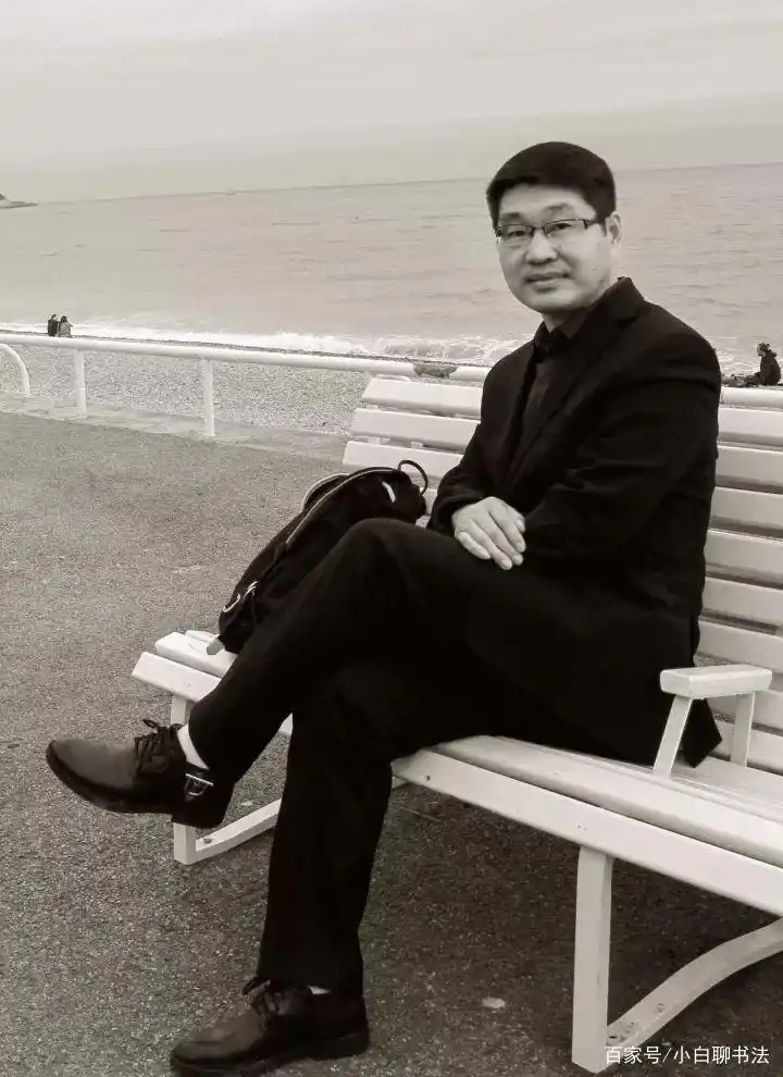 他的楷书空灵俊逸，碑帖互容，自成一体，获第二届兰亭奖最高奖