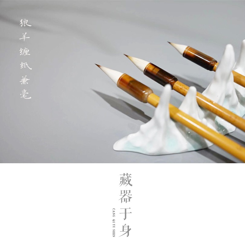 他的楷书空灵俊逸，碑帖互容，自成一体，获第二届兰亭奖最高奖