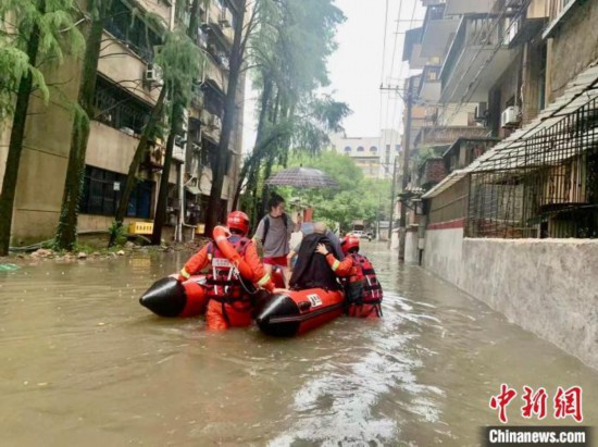 湖北咸宁暴雨引发内涝 消防营救疏散民众